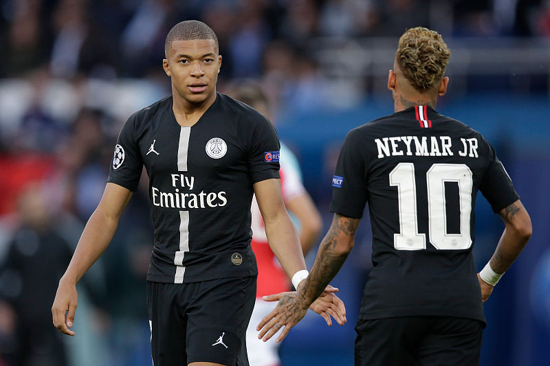 我懂用户晒视频：兰克尔趁队友客场比赛，去俱乐部偷队友的鞋（队友客场作战之际，兰克尔溜进俱乐部偷走队友球鞋）