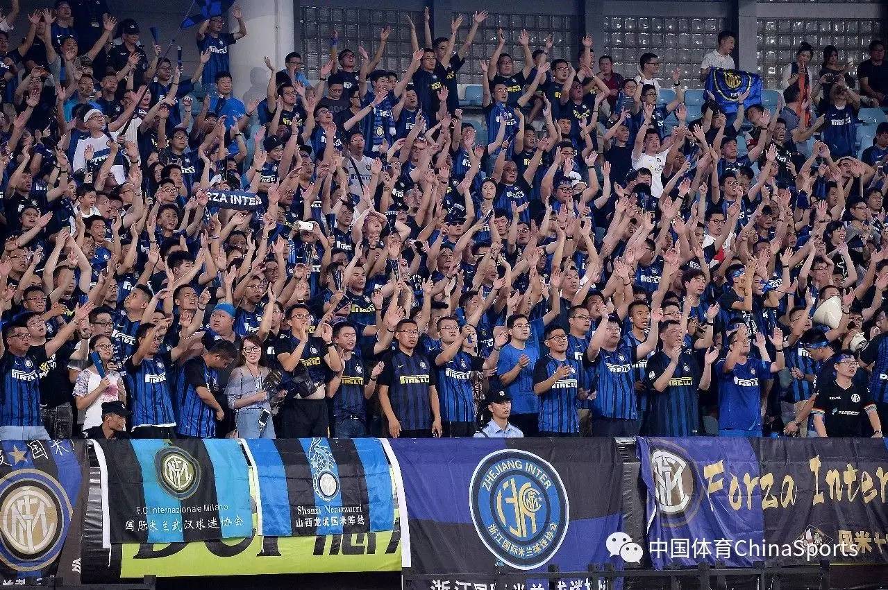 每体：莱万愿意接受降薪+替补，2026年初将和巴萨再谈（每体：莱万可接受降薪与替补身份，2026年初计划再与巴萨会面）